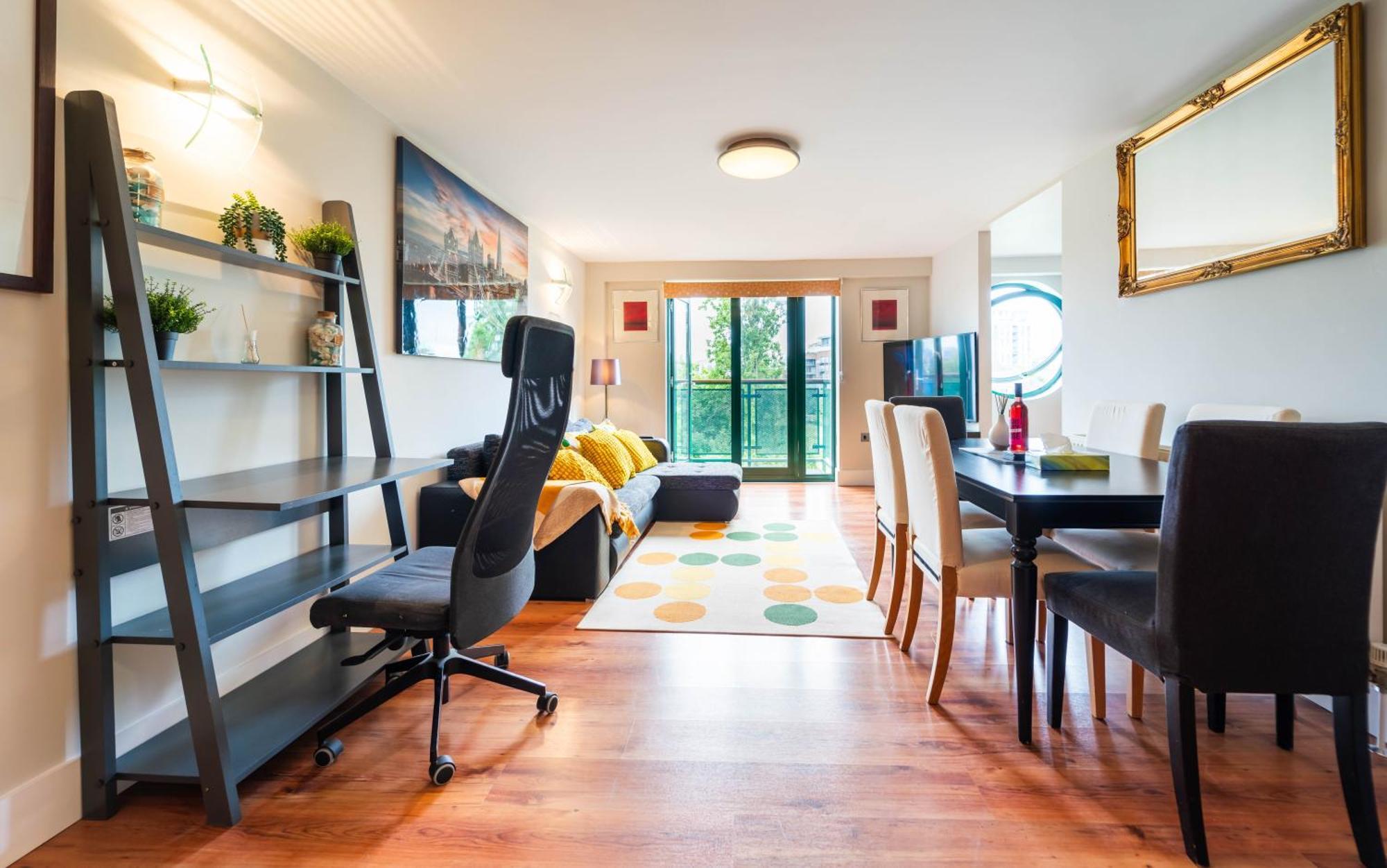 Luxury Docklands 2bed Apt- Close To Excel- Canary Wharf- Airport - 02 Arena- Free Parking- Ps 4 Londen