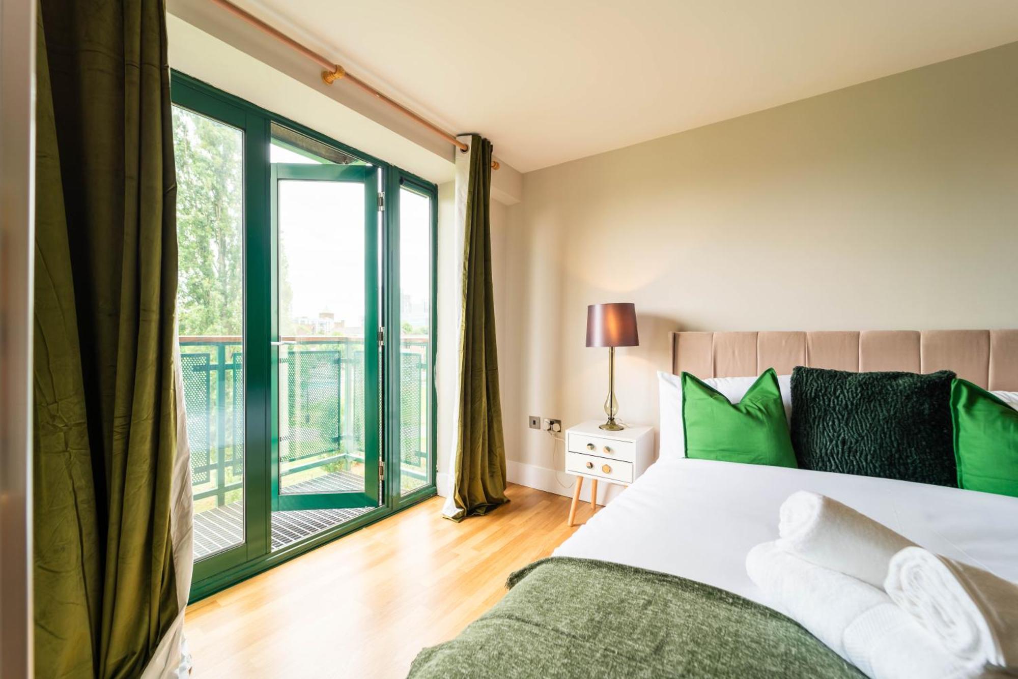 Luxury Docklands 2bed Apt- Close To Excel- Canary Wharf- Airport - 02 Arena- Free Parking- Ps 4 * Londen